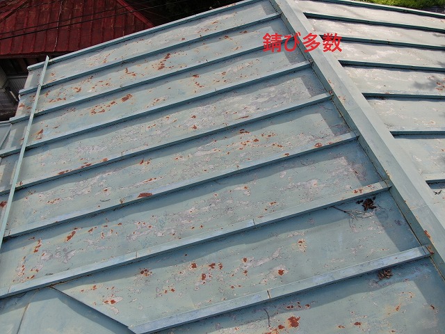 南都留郡富士河口湖町の古民家で瓦棒葺き屋根の錆び・軒天材の割れ・ベランダ鉄柵腐食をドローンで確認